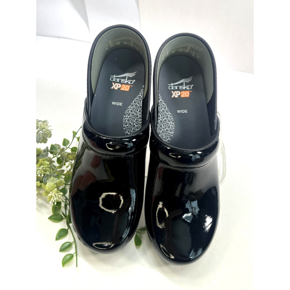 Dansko XP 2.0 Shoes Womens Size 40 Wide Patent Leather Slip Resistant Clogs - Picture 1 of 14